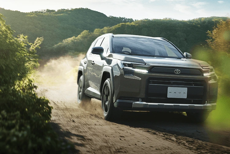 荒れた路面を走行するトヨタラヴフォー。ソフトウェア定義車両の性能を表現