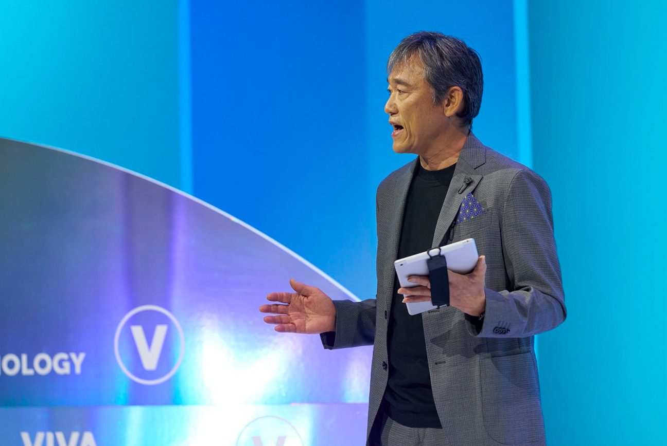 モビリティのイノベーションについてVivaTechで講演するCEO クマベ・ハジメ