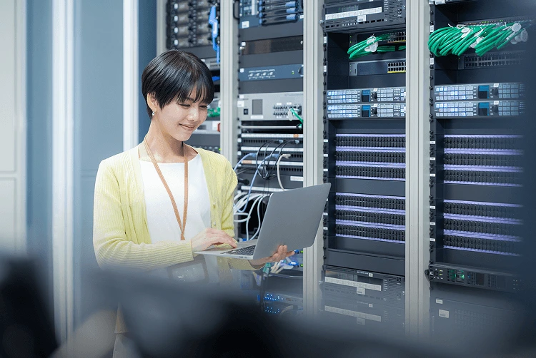 データセンターでクラウドインフラを管理するエンジニア