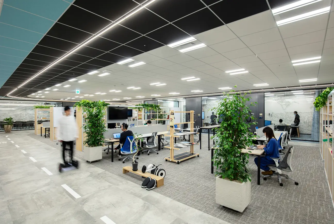 東京本社のオフィスで働く従業員